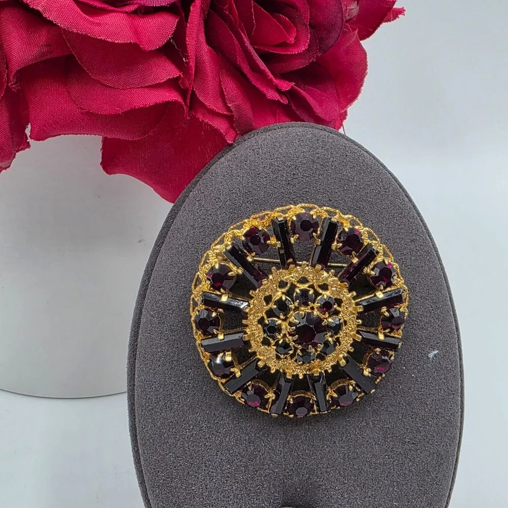 Vintage Gold Tone Round Brooch Garnet Red Rhinestone Sunburst‎ Style Pin Jewelry